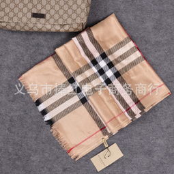 捧紅圍巾 保暖與時(shí)尚的完美結(jié)合